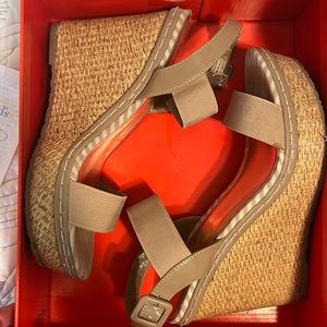 Charles by Charles David khaki tan nude Camel  espadrille platform wedges size 8